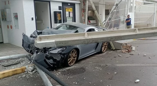 Carro de luxo de R$ 1 milhão fica destruído após bater em poste em suposto 'racha' em SC