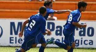 Noite, abuso de bebidas e pressão na favela; ex Cruzeiro fala sobre sua carreira no futebol cercada de polêmicas