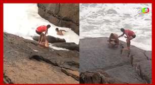 Turistas são arrastados por ondas e precisam ser resgatados por salva-vidas no RJ