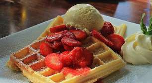 Receita: aprenda a fazer waffle com calda de morango
