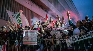 Fluminense é recebido pela torcida em Porto Alegre antes da volta da semi da Libertadores com o Inter