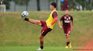 Com novidades no setor ofensivo, Athletico-PR continua preparação para duelo contra o Bragantino