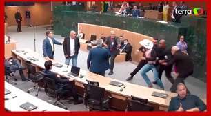 Deputado bolsonarista parte para cima de petista e precisa ser contido por seguranças em Goiás