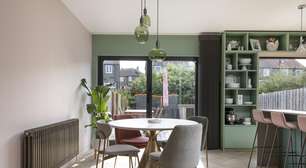 Casa ganha cozinha integrada com jardim e paleta de cores verde e rosa
