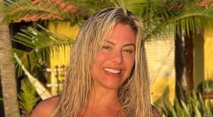 Mulher de cantor Leonardo se refresca de fio-dental em banho de mangueira