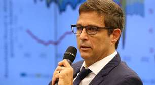 Campos Neto diz que dólar forte é problema, mas situação do Brasil tem sido melhor
