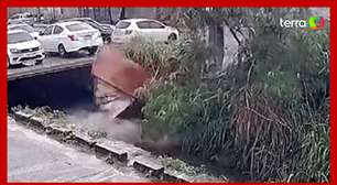 Idosa é levada por correnteza após parte de casa desabar em canal no RJ