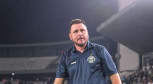 Thiago fala sobre possível rebaixamento e detona arbitragem após nova derrota do Coritiba: 'Pior de todas'