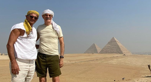 Marcos Caruso vive aventura em viagem ao Egito junto do namorado