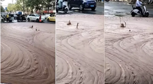 Espuma misteriosa toma as ruas de cidade na China e assusta moradores