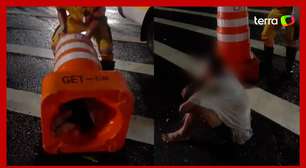 Homem é resgatado por agentes da CET após ficar entalado em cone de trânsito em SP