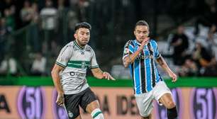 Grêmio vence o Coritiba e abre vantagem na briga pela vaga na Libertadores