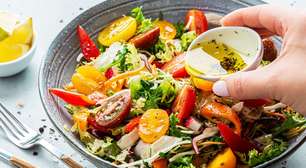 Salada tropical com tiras de frango: uma receita para qualquer refeição