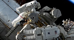 Item de astronautas da NASA escapa durante atividade extraveicular