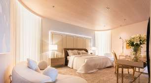 Loft sofisticado ganha lavabo com parede animal print e paredes curvas