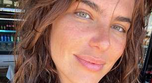Mariana Goldfarb posa de biquíni fio-dental na praia e enfatiza curvas molhadas