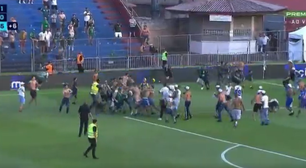 Torcidas do Cruzeiro e Coritiba invadem campo, e protagonizam pancadaria; vídeo