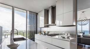 Apê de 500 m² com vista para o mar de Miami tem mix de materiais no décor