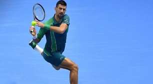 Djokovic vence, mas depende de Sinner para ir à semi no Finals