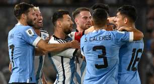 Messi se envolve em confusão, e zagueiro do Uruguai provoca com gesto obsceno