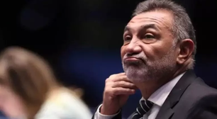 Ex-senador preso por assassinato é alvo de novo mandado de prisão por estupro de filha