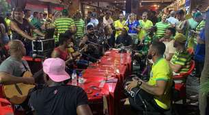 Vascaínos fazem esquenta para jogo do Brasil em reduto de flamenguistas