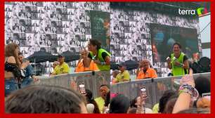 Funcionária que estava distribuindo água se emociona ao ser aplaudida em show de Taylor Swift