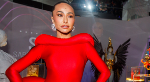Sabrina Sato celebra 20 anos de carreira com look de coração