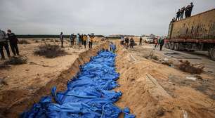 Mais de 100 palestinos são enterrados em cova coletiva em Gaza