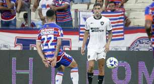 Hugo leva terceiro cartão amarelo e desfalca o Botafogo contra o Santos
