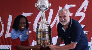 Taça da Libertadores do Fluminense é exposta a atletas e funcionários em Xerém