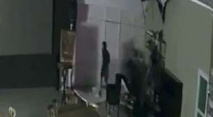 Ladrão invade imobiliária pelo telhado, furta objetos e foge escalando parede em MG; assista