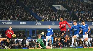 Manchester United goleia Everton e entra no G-6 da Premier League