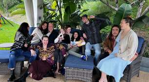 Bruce Willis faz rara aparição em foto de reunião com a família e Demi Moore; veja