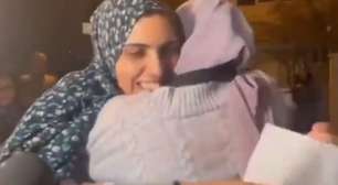 Palestina presa há oito anos reencontra a mãe após ser libertada por Israel