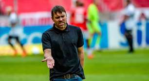 Calendário e gramados na mira: Coudet Critica Condições no Futebol Brasileiro Após Vitória do Inter por 1×0.