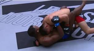 IMAGEM FORTE: Orelha de brasileiro 'explode' após golpe de rival em luta de MMA; veja o vídeo