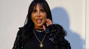 Gretchen passa por depilação nos seios após críticas