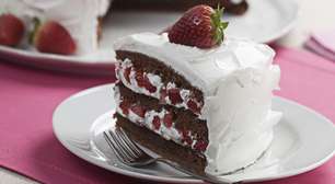 Bolo de creme de avelã com morangos