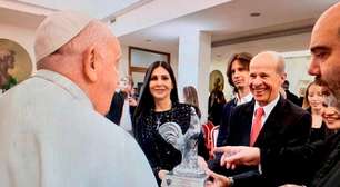 Representantes do Atlético-MG visitam Vaticano e presenteiam Papa Francisco com Galo de Prata