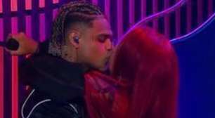 MC Cabelinho assume romance e dá beijão em affair