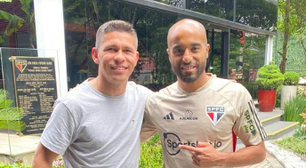 Campeão com Lucas no São Paulo, Osvaldo visita CT da Barra Funda e revê ex-colega de ataque