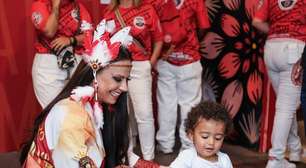 Viviane Araújo leva filho na quadra do Salgueiro e explode o fofurômetro: 'Gracinha'