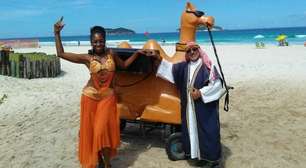 Aos 70 anos, ambulante Árabe do Pepê faz sucesso na praia do RJ com camelo cenográfico