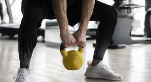 Treino com kettlebell para fortalecer o core
