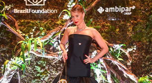 Mariana Ximenes de all black e Flávia de metalizado em baile