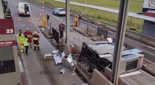 Caminhão derruba cabine de pedágio na Freeway