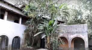 Abandonada desde 2009, mansão de Clodovil, em Ubatuba, pode ser demolida