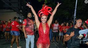 Viviane Araujo destaca pernas definidas em maiô vermelho com decote no 1º ensaio de rua do Carnaval 2024