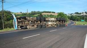 Após furar pneu, caminhão tomba na BR 386 em Sarandi